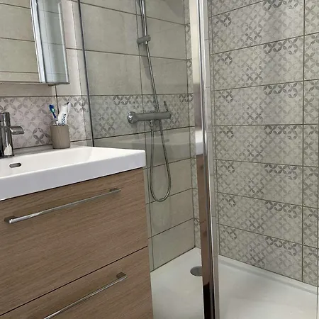 Apartmán T2 Avec Cabine, Terrasse Et Climatisation A Saint Pierre La - Fr-1-229d-156 *