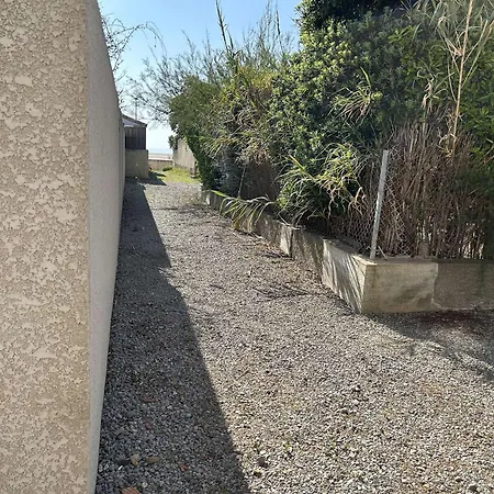 T2 Avec Cabine, Terrasse Et Climatisation A Saint Pierre La - Fr-1-229d-156 *